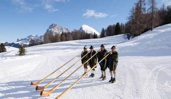 Traditional alphorn players Sanon hut