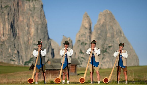 Alphorn players: Spitzbühl Hut