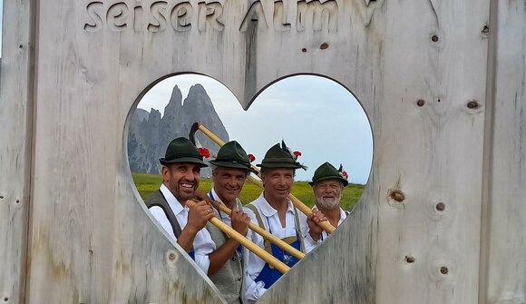 Alphornbläser beim Hotel Tirler