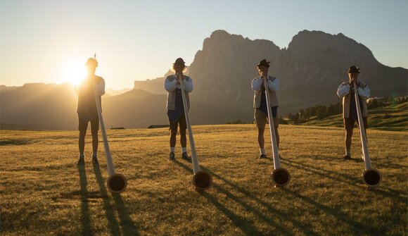 Alphorn players Hotel Goldknopf