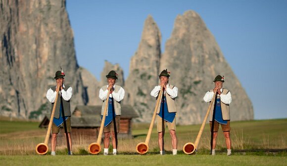 Alphorn players Hotel Monte Piz