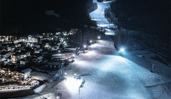 Skifahren bei Kerzenlicht