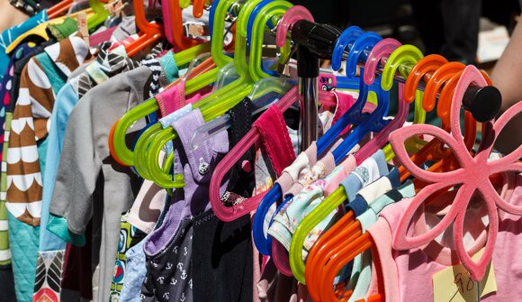 Mercato delle pulci: vestiti e bambini