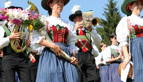 Rosenkranzprozession mit Platzkonzert