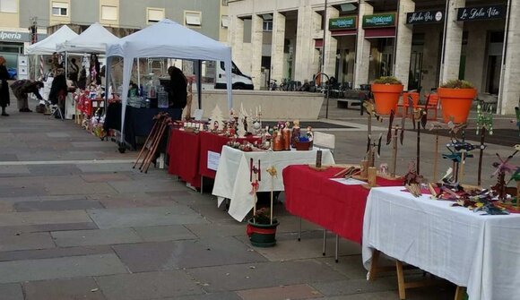 Artistic Handicrafts Market