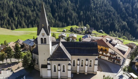 Guided exploration of La Val Church