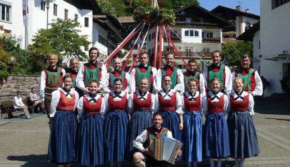 Folk-dance in Scena