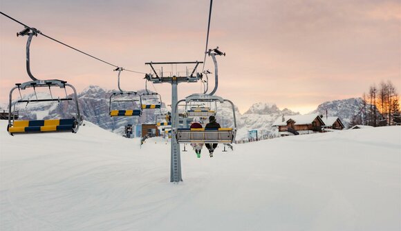 Skifahren bei Sonnenaufgang