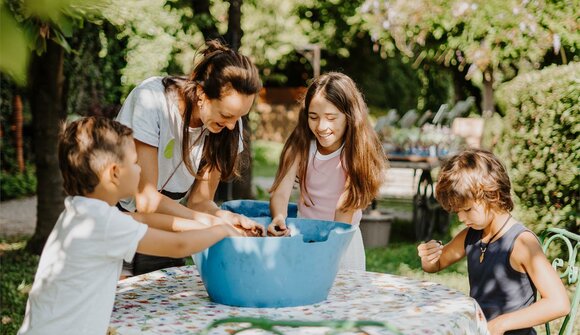 Piccoli giardinieri nel verde