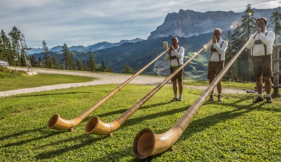 Singend und spielend in den Hütten