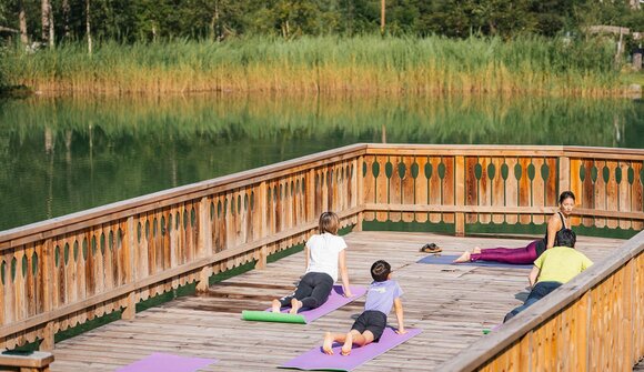 Yoga at the fish pond: Muscle awakening