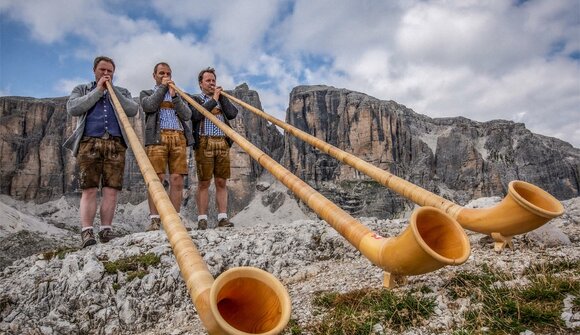 Suono dei corni alpini tra le montagne