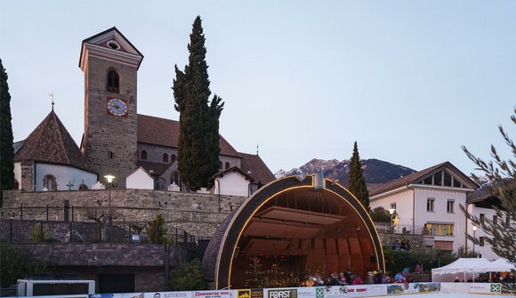 Eislaufen im Dorfzentrum von Schenna