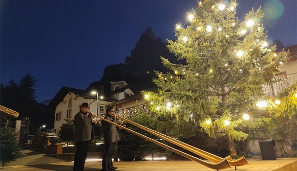 Concert of alphorn players