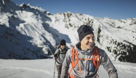 Guided snowshoe hike in Ladurns