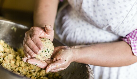 Dumpling cooking course on the farm