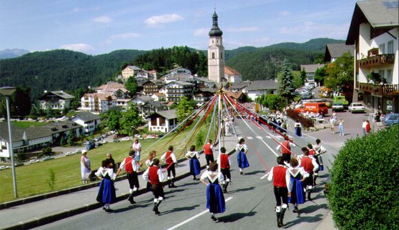 Castelrotto folk dance group