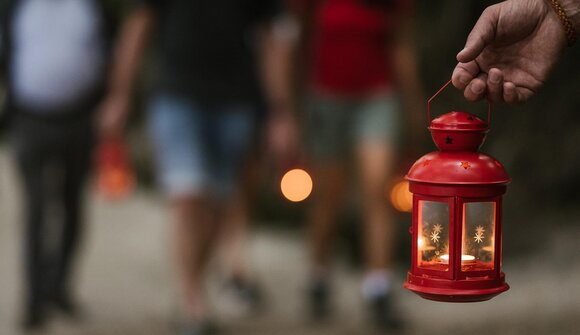 Guided excursion with lanterns in Advent