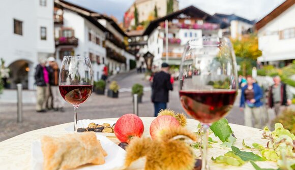 Autumn market in Scena