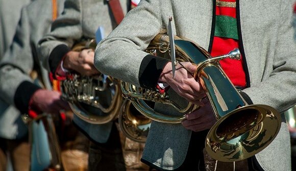 Sfilata con musica di marcia