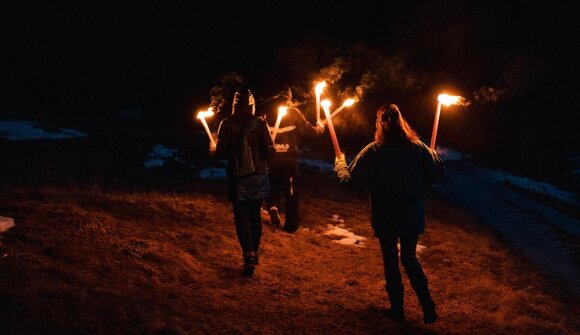 Torchlight hike to the Christmas market