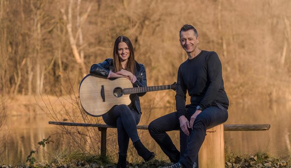 Vebindung: Gesang, Gitarre & Percussion