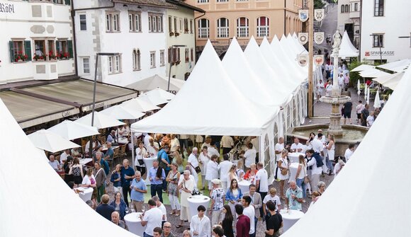 Caldaro in abito bianco