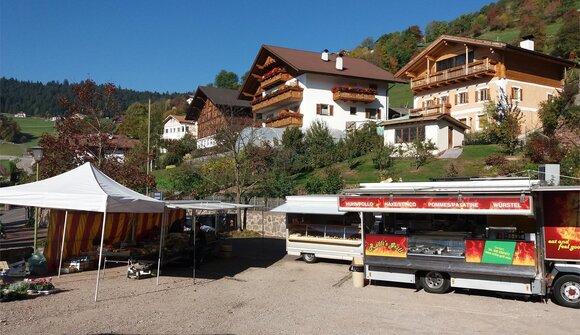 Weekly market in Meltina