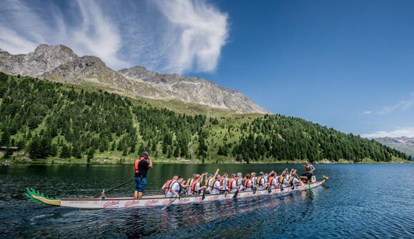 Regata in barca del drago