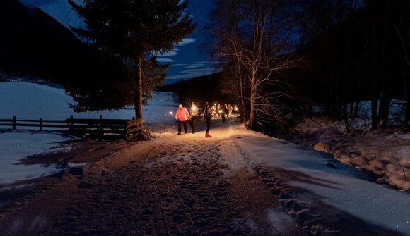 Flackernde Romantik: Fackelwanderung