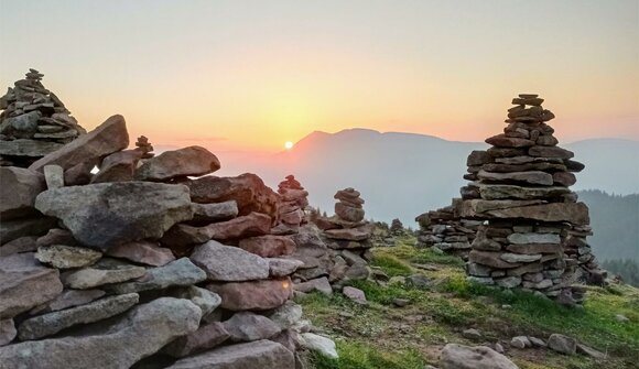 Escursione all'alba: omini di pietra