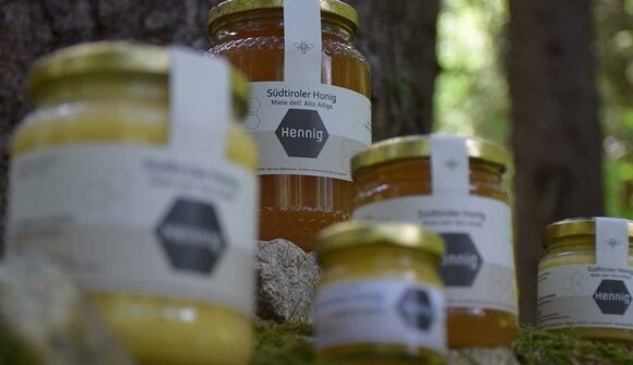 Tasting of honey from Antholz