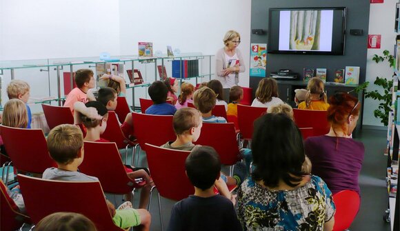 Vorlesestunde in der Bibliothek