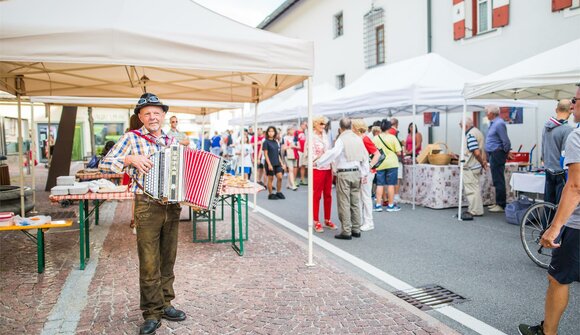 Mercato settimanale a Monguelfo